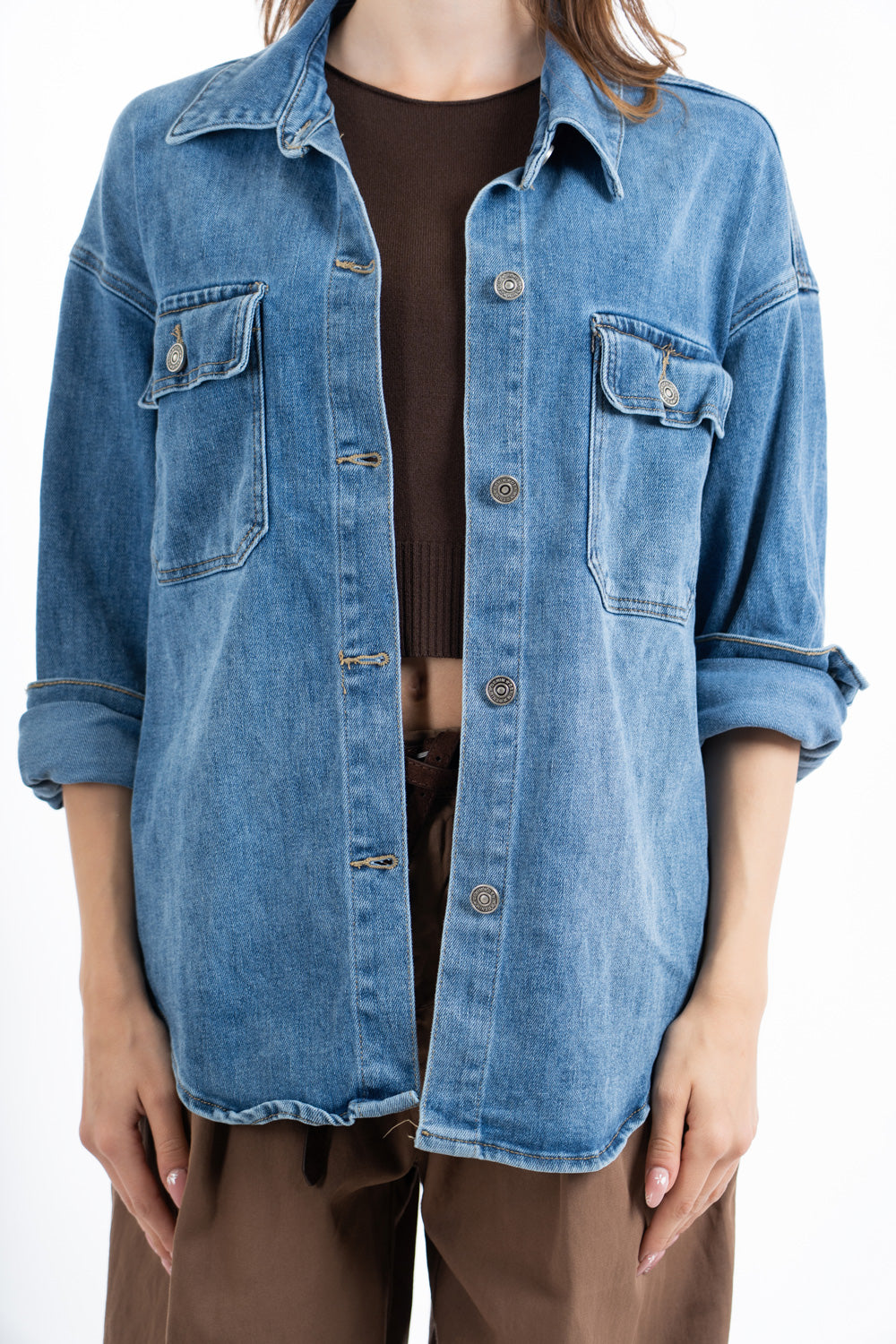 modella indossando Camicia giacca denim morbida con tasche frontali colore Denim Medio