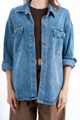modella indossando Camicia giacca denim morbida con tasche frontali colore Denim Medio