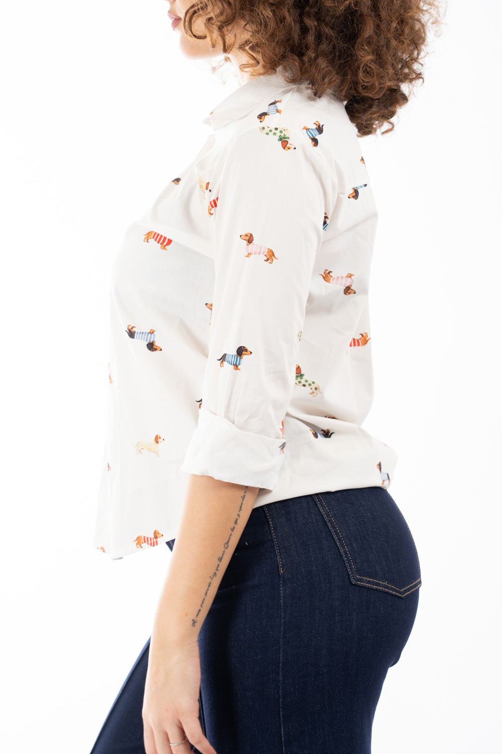 modella indossando Camicia in cotone con stampa bassotti Made in Italy colore