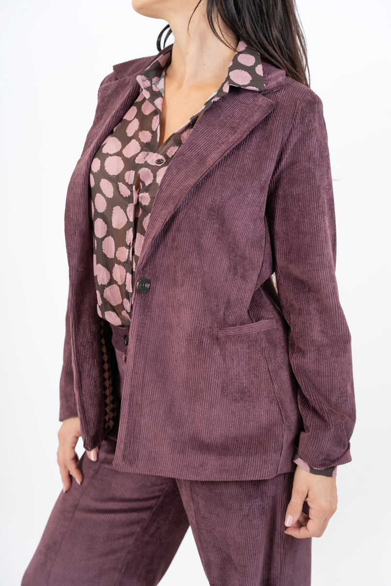 modella indossando Giacca Velvet Line effetto velluto a coste prugna colore