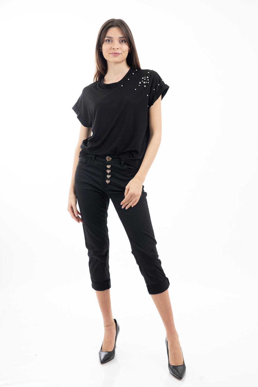 modella indossando Pantalone modello chinos in cotone elasticizzato colore nero con bottoni gioiello a cuore colore