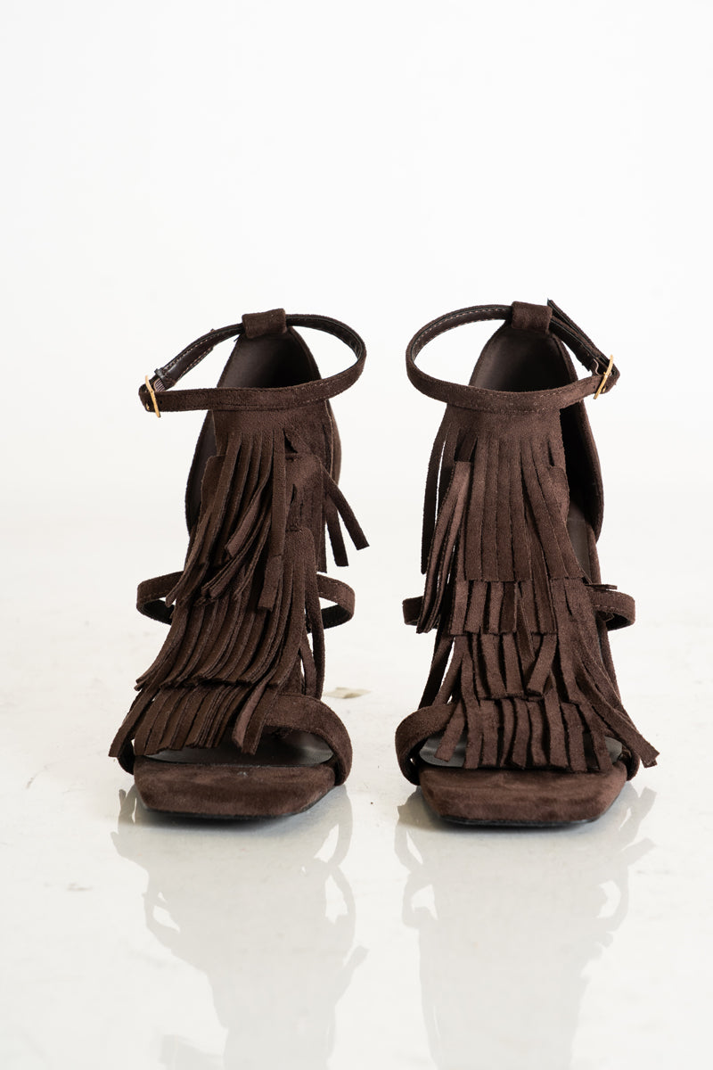 modella indossando Sandalo marrone con frange e tacco alto colore