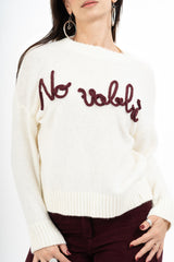 modella indossando Maglione girocollo “No vabbè” in misto lana ricamato colore PANNA Unica