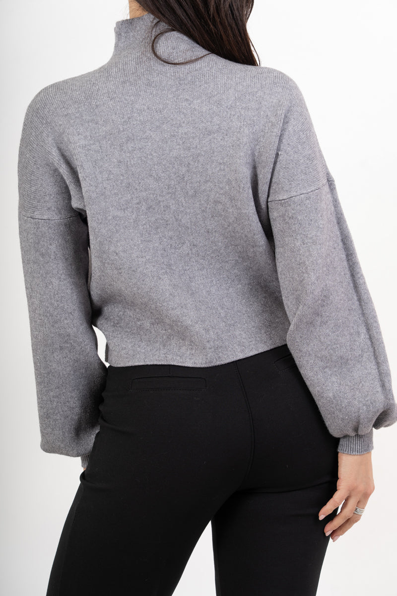 modella indossando Maglia over in filato spesso con collo vulcano e maniche a palloncino colore