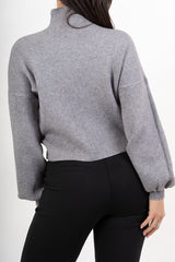 modella indossando Maglia over in filato spesso con collo vulcano e maniche a palloncino colore