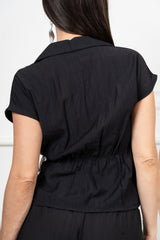 modella indossando Camicia EasyWave con fusciacca foulard in raso colore