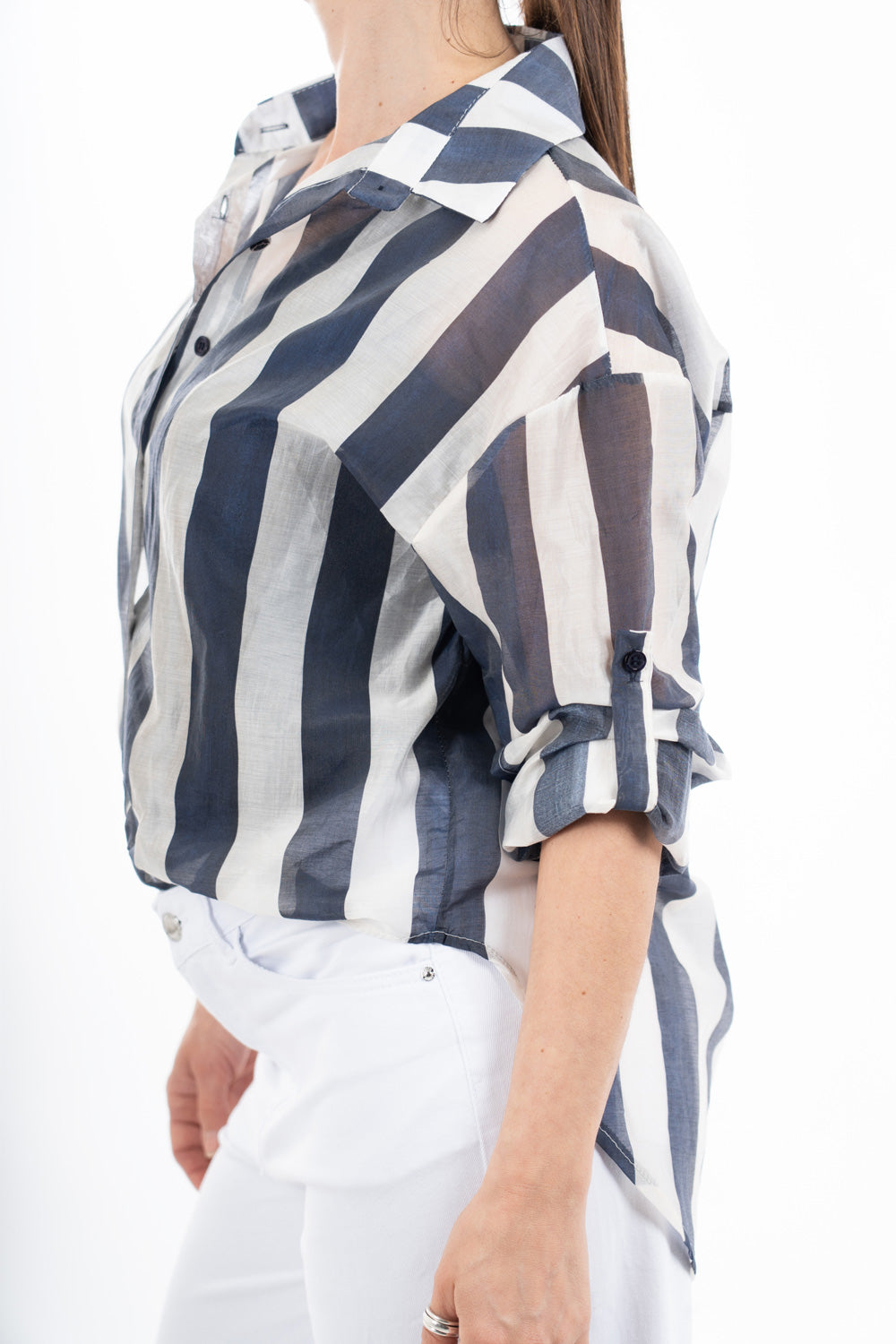 modella indossando Camicia a righe in tencel leggera con nodo frontale e manica risvoltata colore Blu Unica