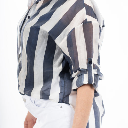 modella indossando Camicia a righe in tencel leggera con nodo frontale e manica risvoltata colore Blu Unica