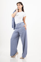 modella indossando Pantalone dritto rigato spinato celeste colore