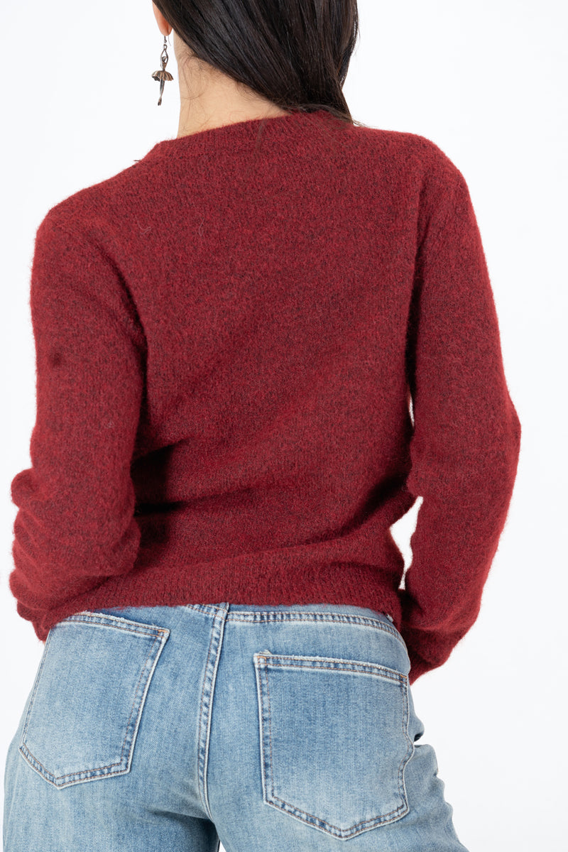 modella indossando Maglia morbida con cuori jacquard in filato mohair colore