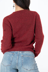 modella indossando Maglia morbida con cuori jacquard in filato mohair colore