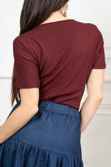 modella indossando Maglia in viscosa a manica corta con finitura minimal colore