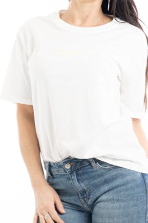modella indossando T-shirt scritta “Se parli male di me ti prego esagera” colore Bianco-Gialla Unica