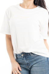 modella indossando T-shirt scritta “Se parli male di me ti prego esagera” colore Bianco-Gialla Unica