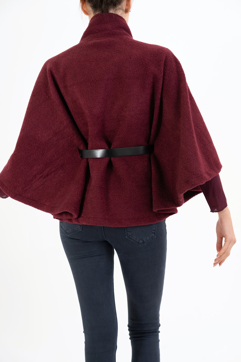 modella indossando Mantella GoldBelt con collo alto e cintura colore