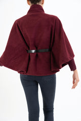 modella indossando Mantella GoldBelt con collo alto e cintura colore