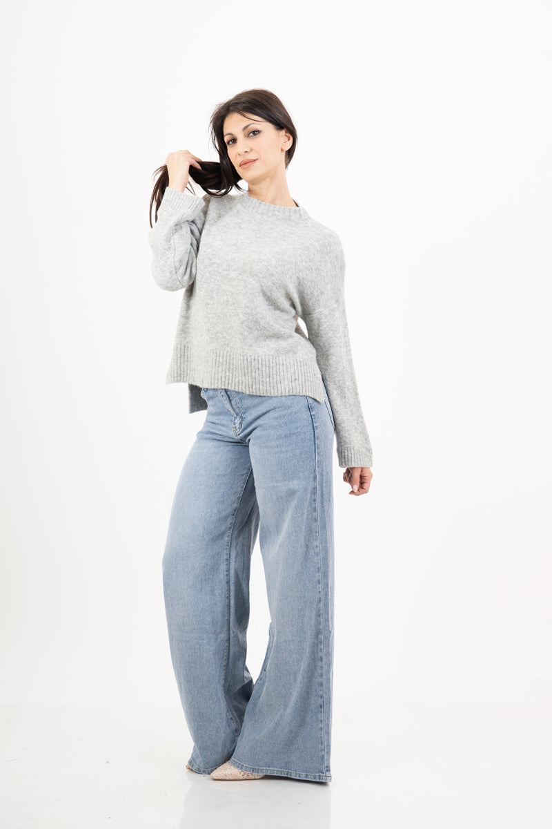 modella indossando Maglione over girocollo con fondo asimmetrico e spacchi laterali colore