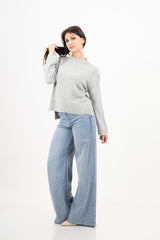 modella indossando Maglione over girocollo con fondo asimmetrico e spacchi laterali colore