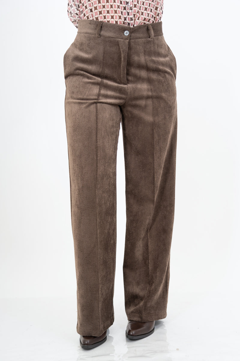 modella indossando Pantalone palazzo in velluto a costine Velvet Line marrone colore