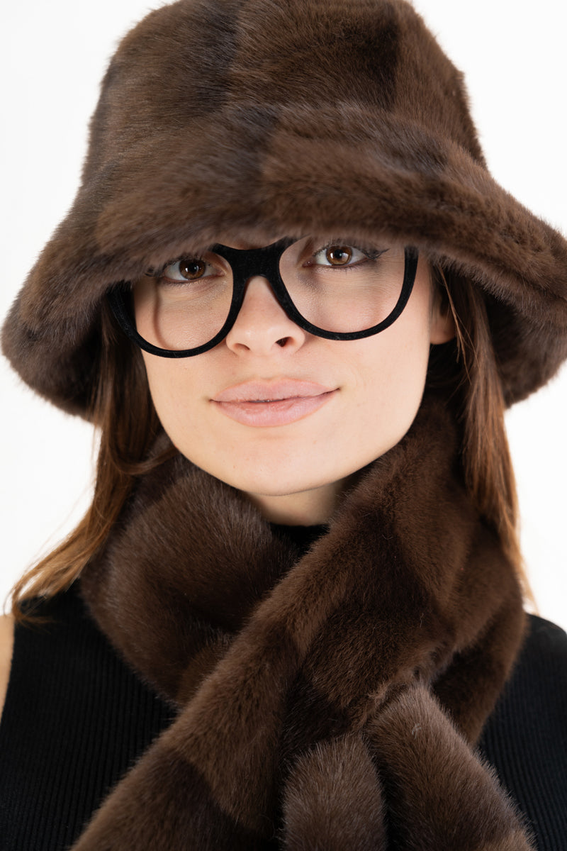 modella indossando Sciarpa FurMood effetto pelliccia colore