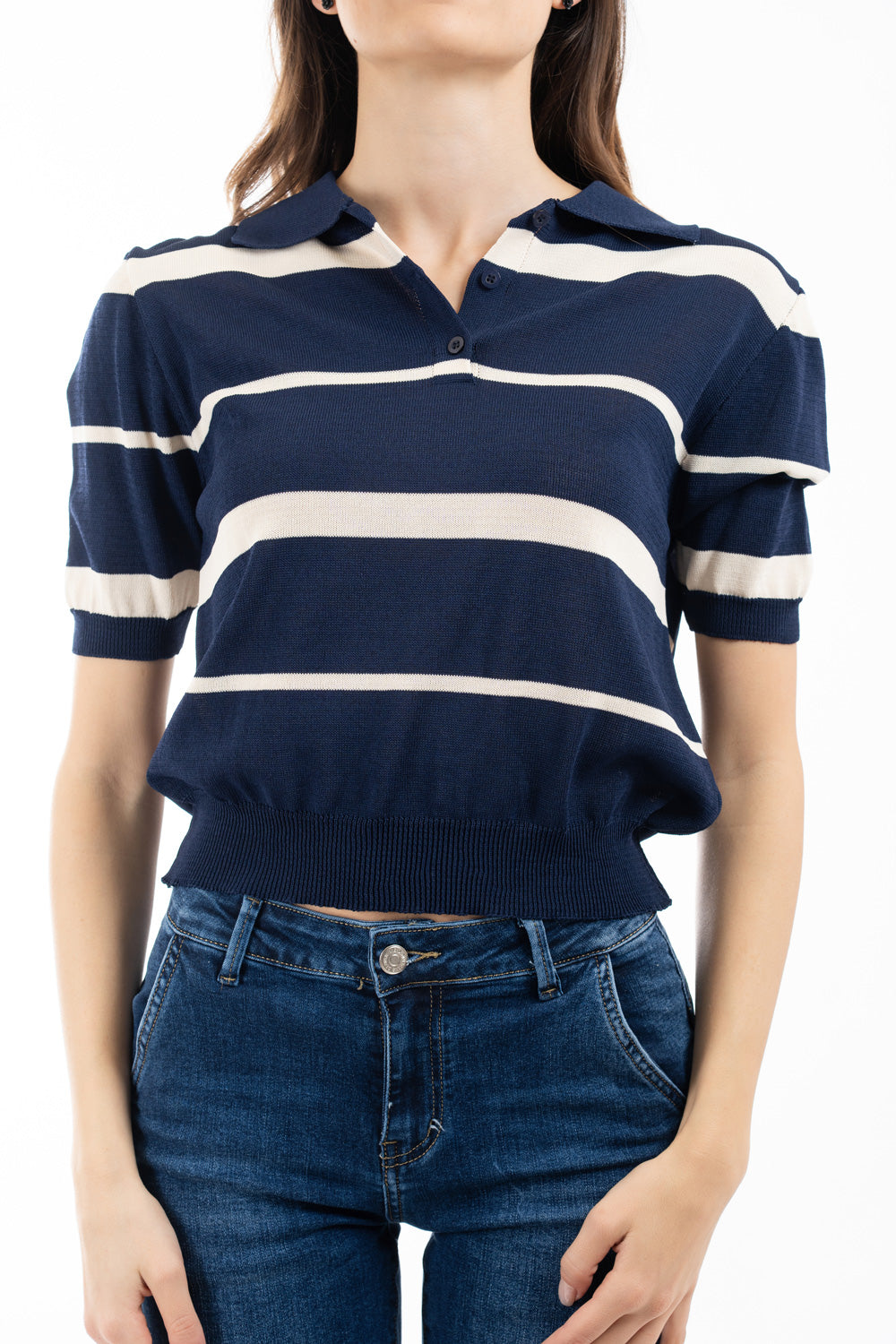 modella indossando Polo in filato leggero con righe a contrasto colore Blu Unica