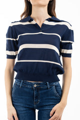 modella indossando Polo in filato leggero con righe a contrasto colore Blu Unica