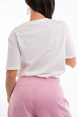 modella indossando T-shirt scritta “Se parli male di me ti prego esagera” colore