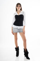 modella indossando Bustier in pizzo elasticizzato con coppe preformate e passamaneria al fondo colore