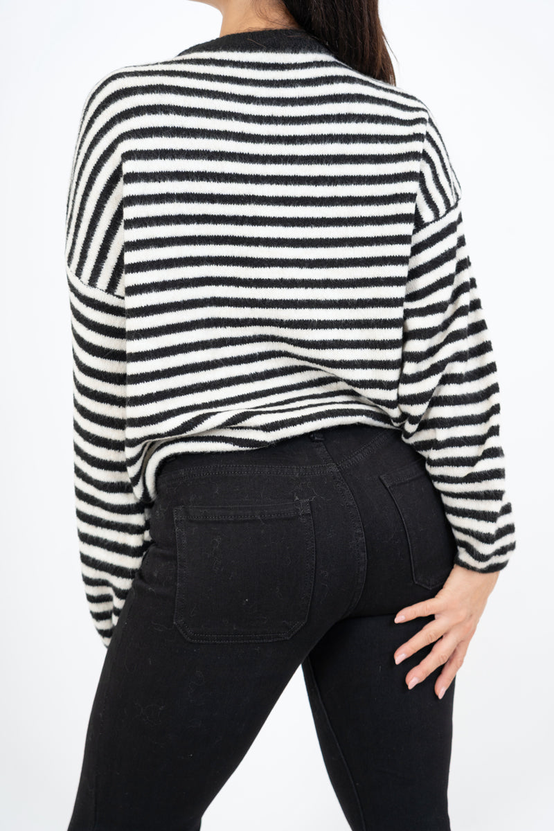 modella indossando Maglioncino Candy Lines rigato over colore