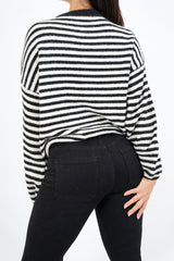 modella indossando Maglioncino Candy Lines rigato over colore