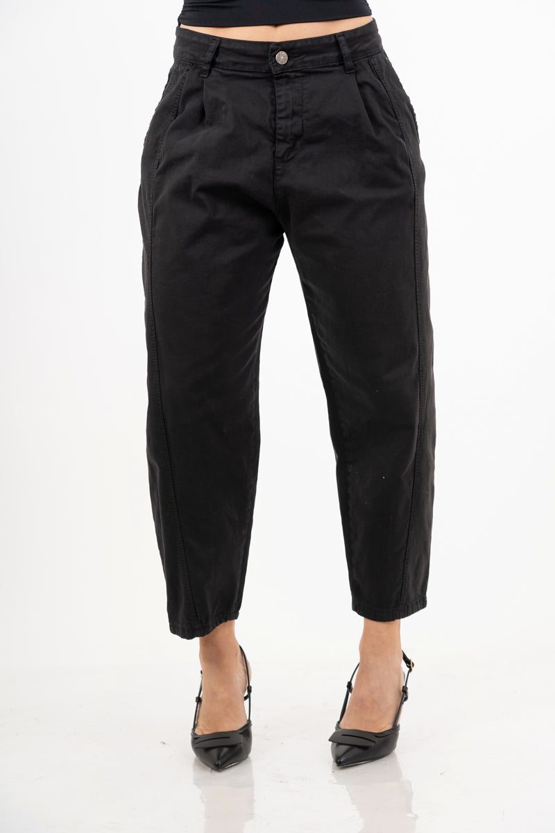 modella indossando Pantalone cropped in cotone elasticizzato nero Made in Italy colore Nero