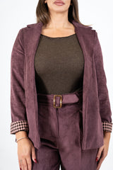 modella indossando Giacca Velvet Line effetto velluto a coste prugna colore
