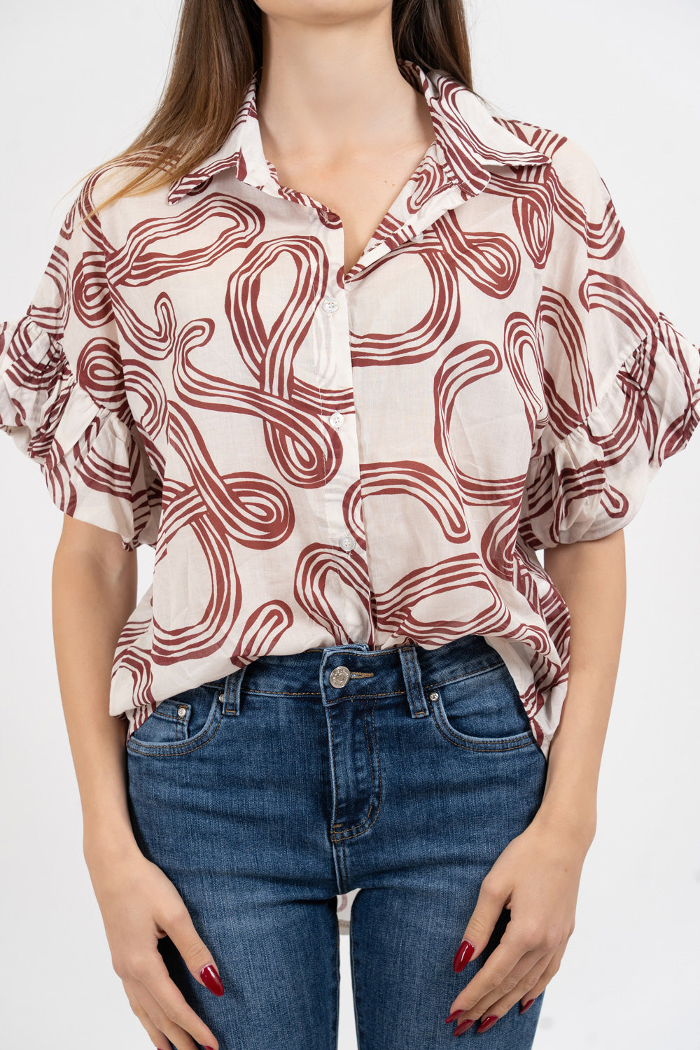 Camicia fantasia astratta in cotone con manica ampia.