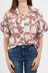 Camicia fantasia astratta in cotone con manica ampia.
