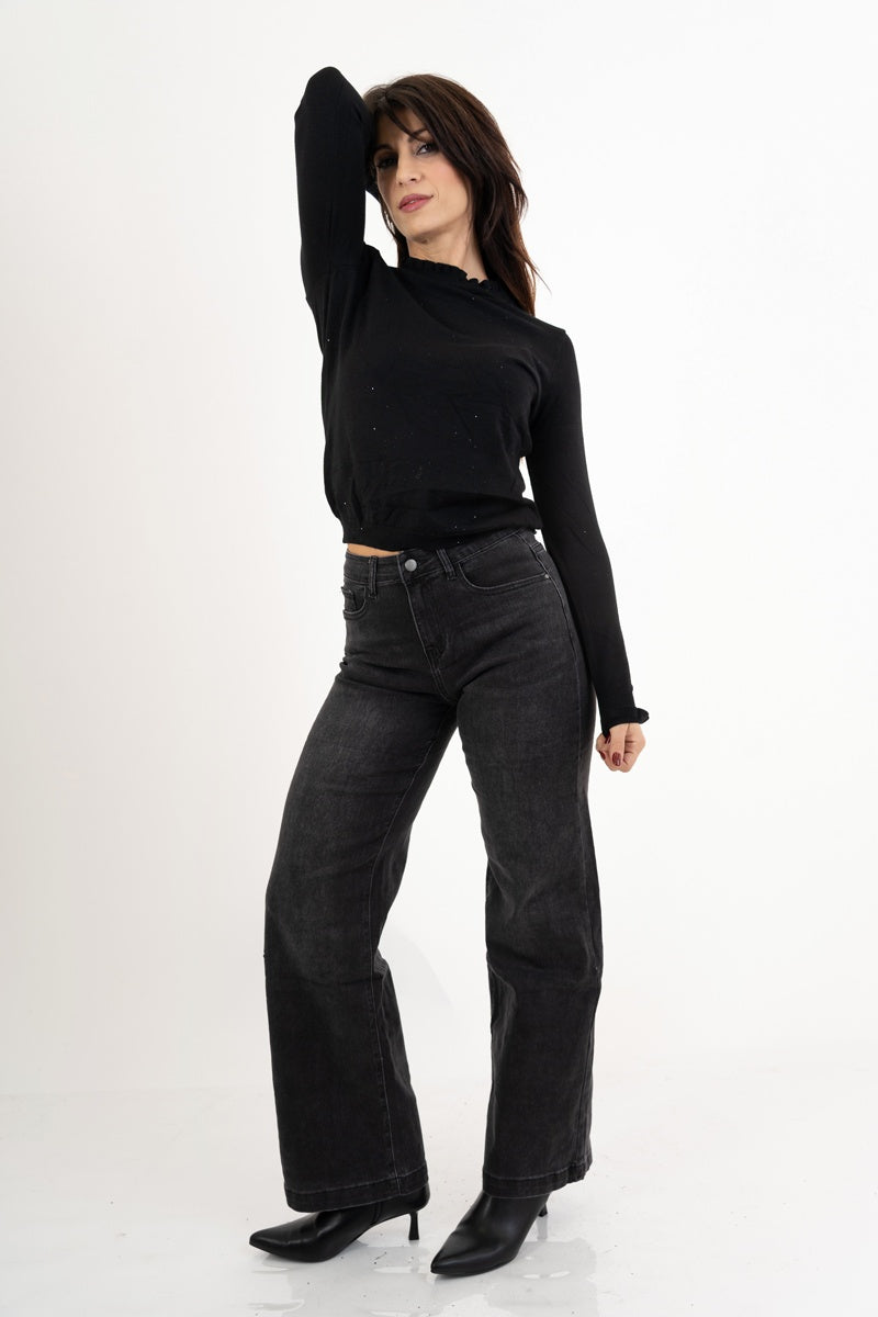modella indossando Jeans straight fit in denim elasticizzato – Nero slavato colore Nero Delavè