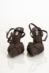 modella indossando Décolleté marroni a punta con listini intrecciati e tacco a spillo colore