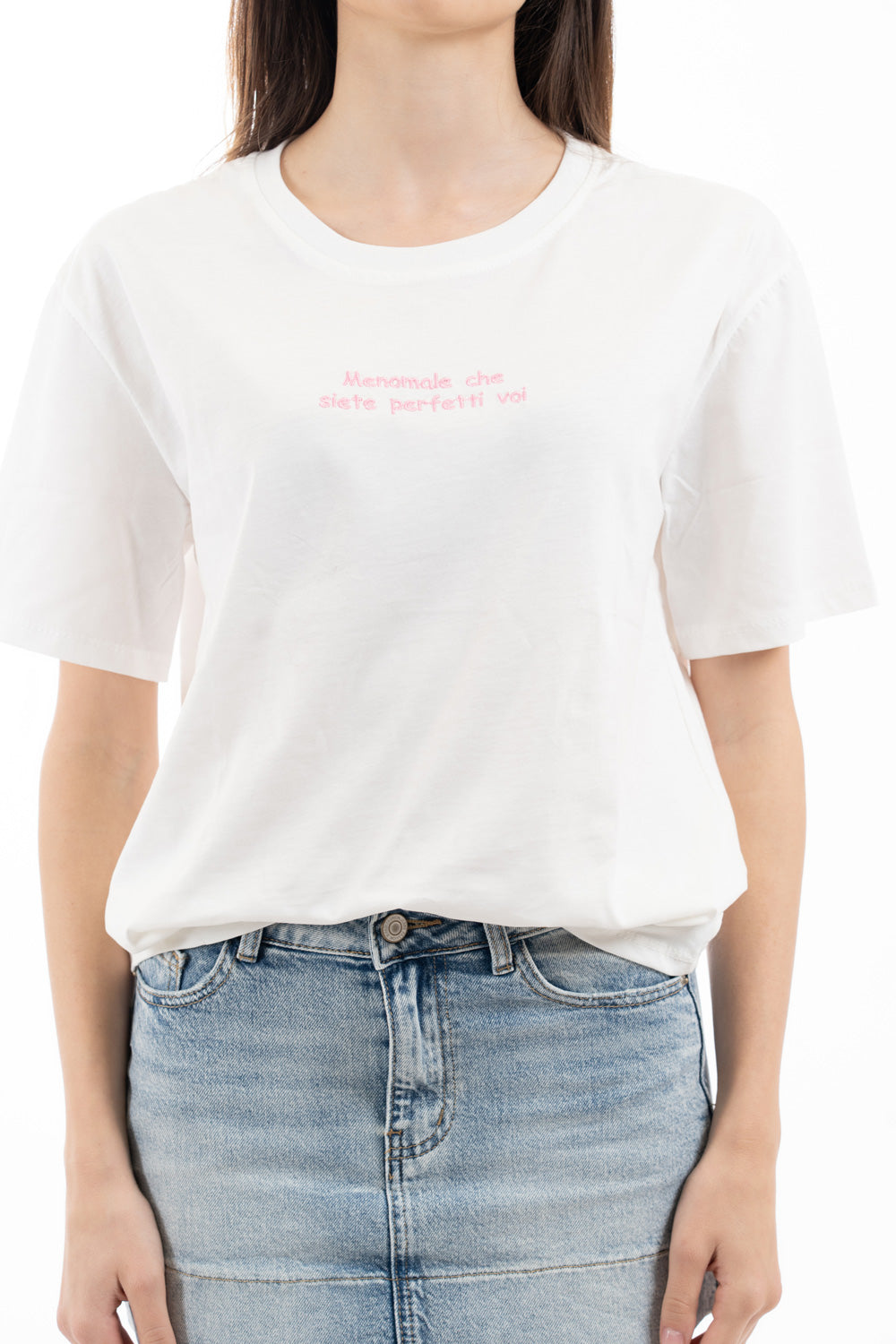 modella indossando T-shirt scritta “Meno male che siete perfette voi” colore Bianco-Rosa Unica