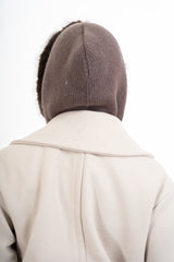 modella indossando Cappuccio in maglia con bordo in eco pelliccia colore