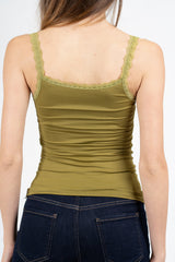 Top in maglina elasticizzata con pizzo e bottoni decorativi.
