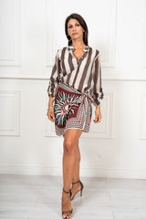 modella indossando Camicia Collo Coreana in Tencel a Righe Multicolor colore
