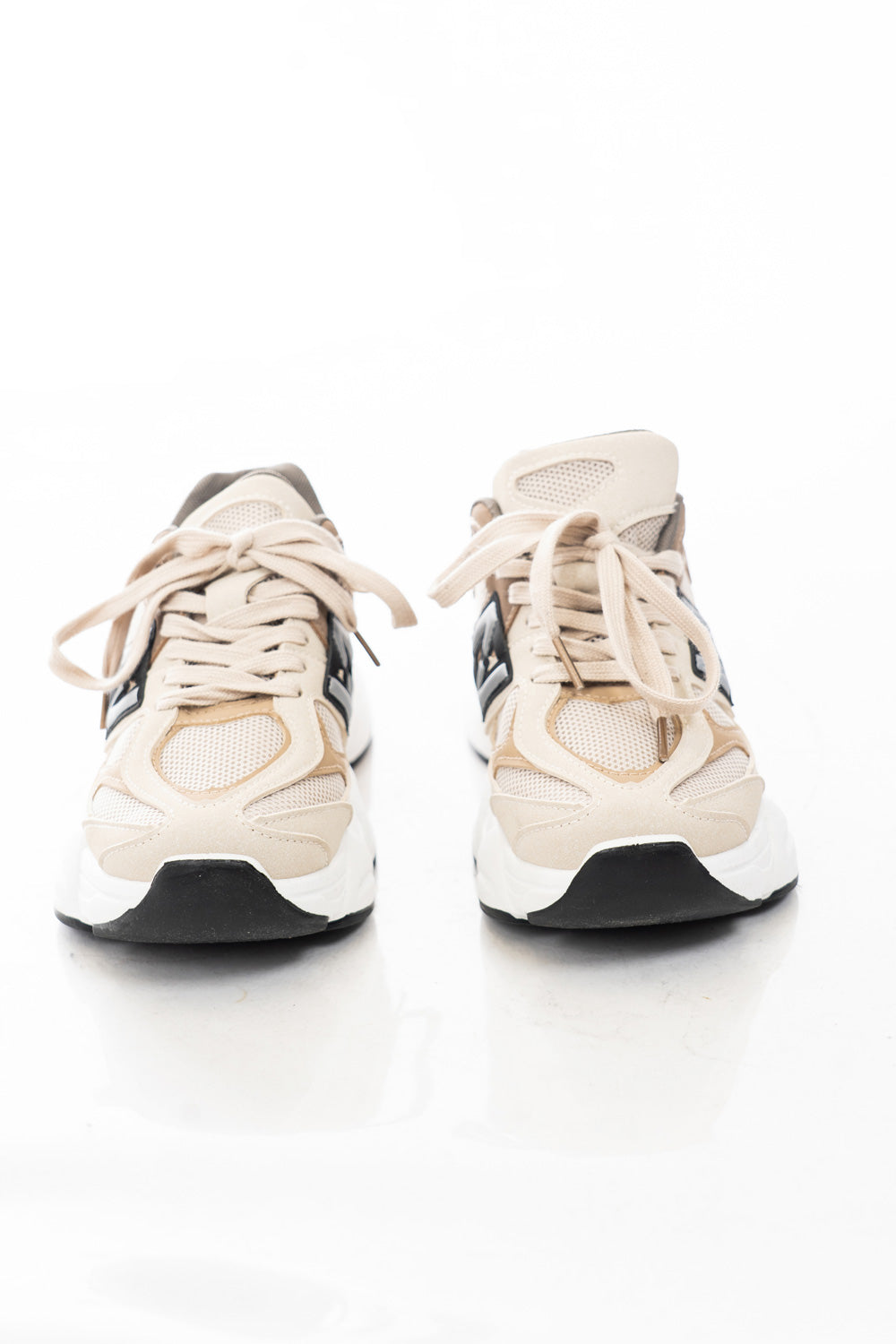 modella indossando Sneakers platform in mesh beige con inserti tecnici e suola chunky colore
