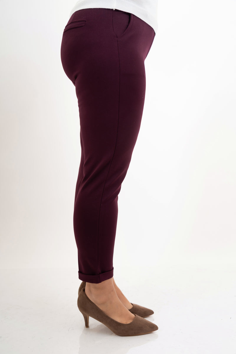 modella indossando Pantaloni Punto Milano Elegance – Prugna colore