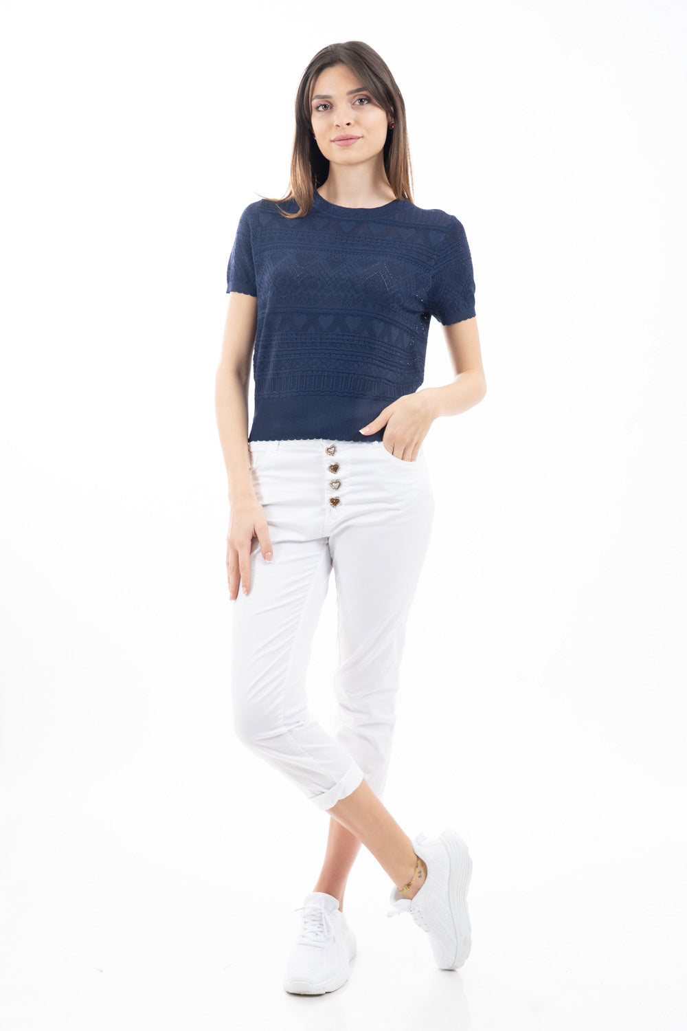 modella indossando Maglia traforata a cuori in filato leggero mezza manica colore