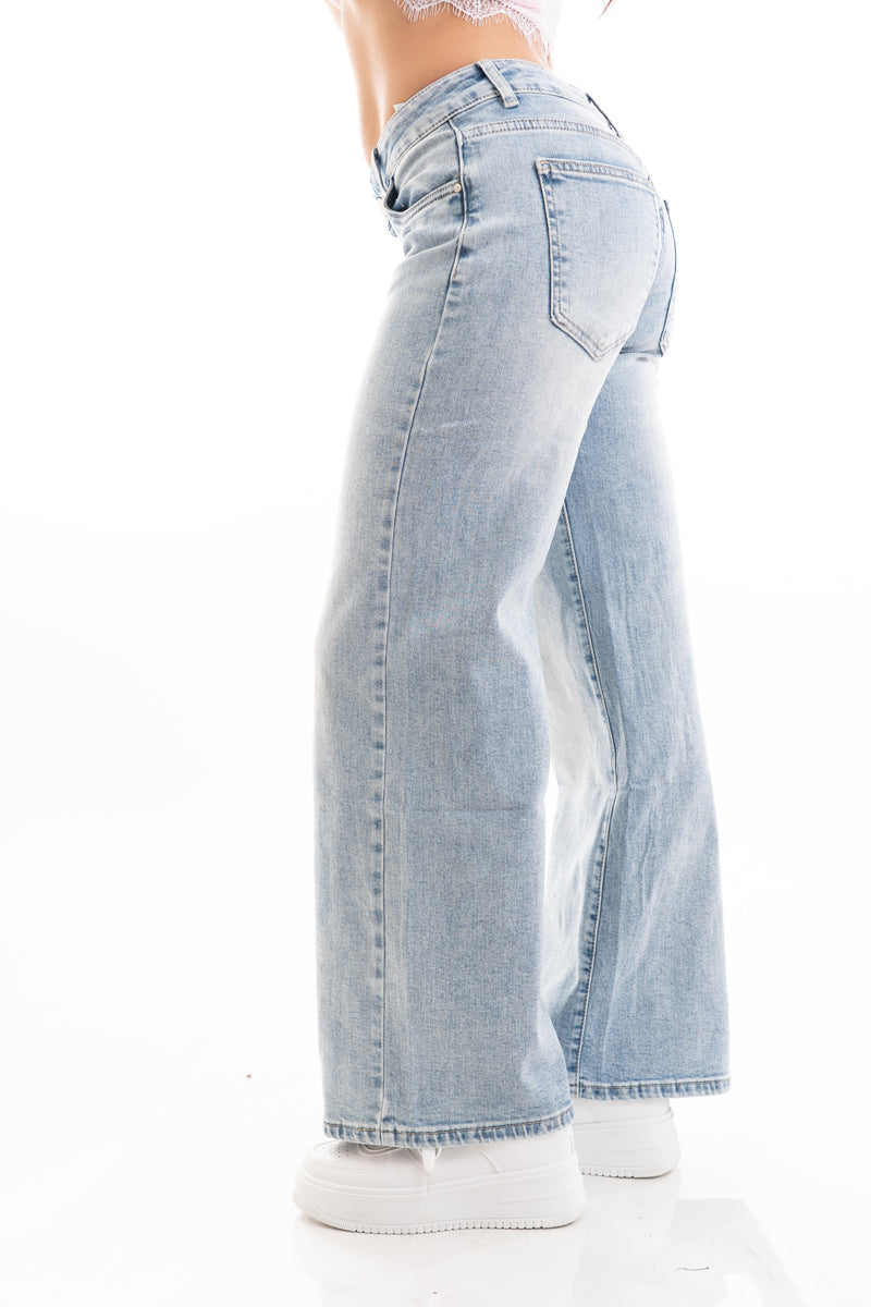 modella indossando Jeans wide leg a vita media in premium denim colore Denim Medio