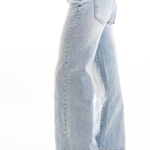 modella indossando Jeans wide leg a vita media in premium denim colore Denim Medio