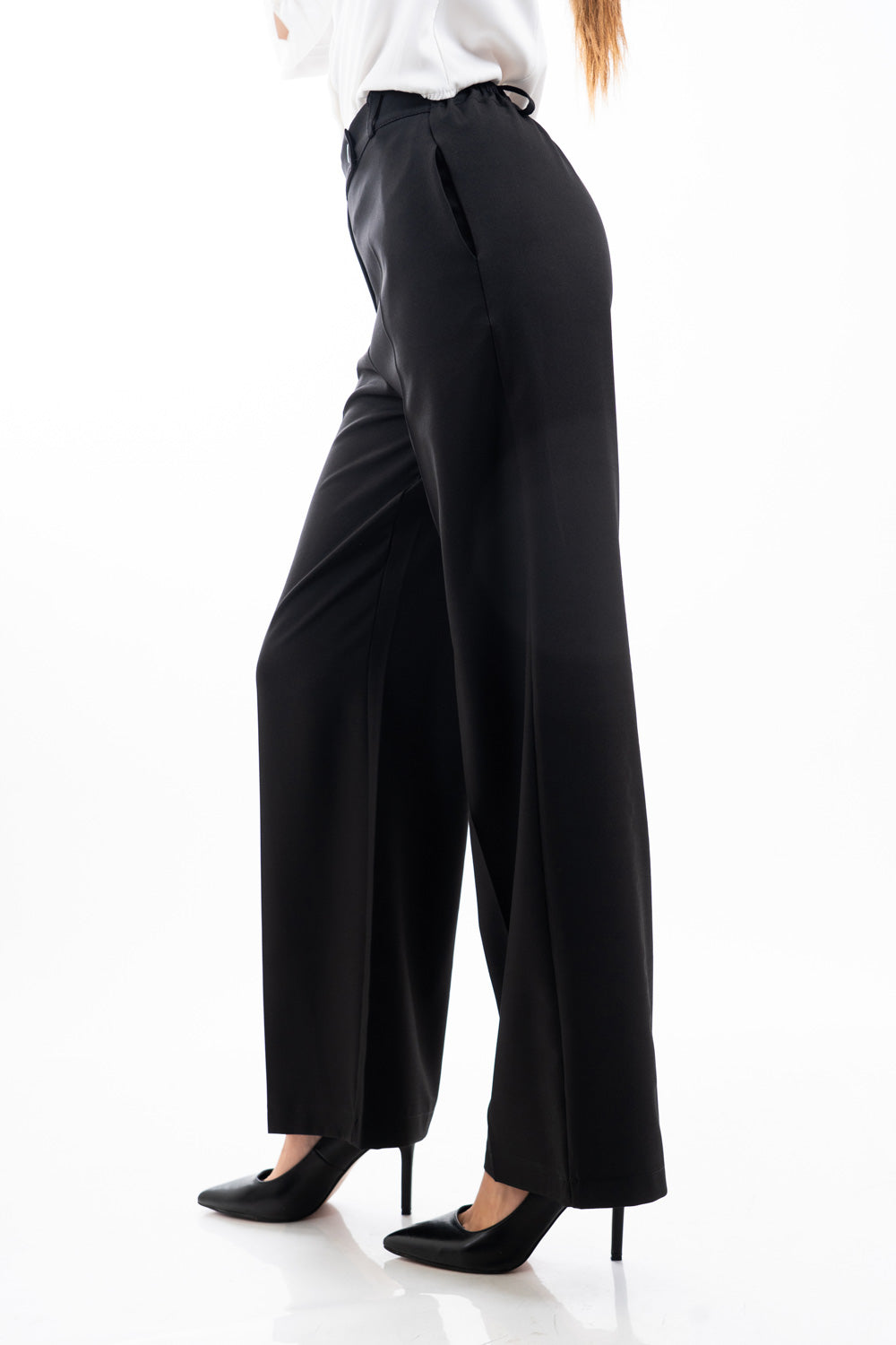 modella indossando Pantalone palazzo nero con elastico sul retro e tasche laterali a scomparsa colore