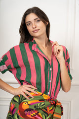 modella indossando Camicia in Cotone Leggero a Righe Bicolore Made in Italy colore Verde-Fucsia Unica