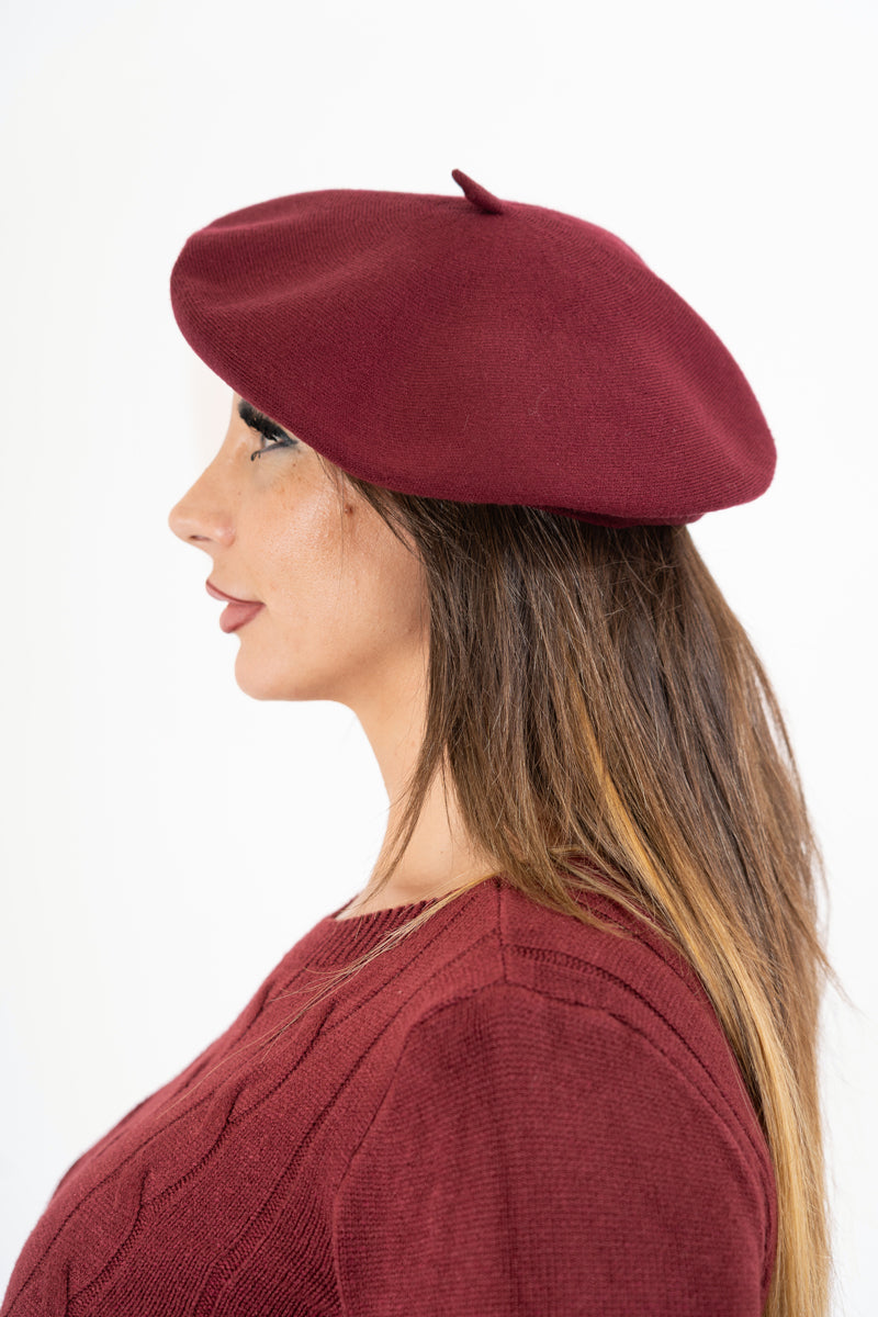 modella indossando Béret Parisienne 80 colore BORDEAUX Unica