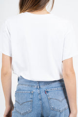 modella indossando T-shirt con scritta ricamata “Ho sempre ragione” in cotone elasticizzato Made in Italy colore