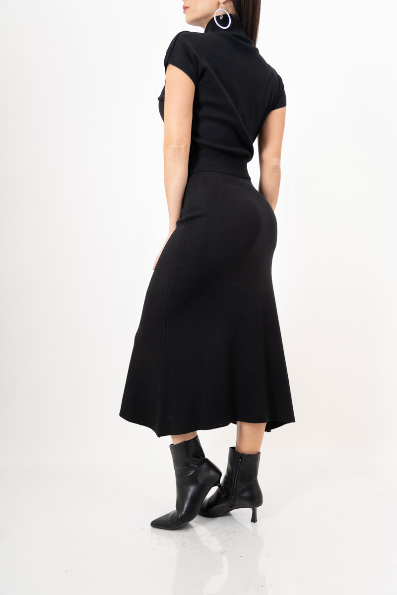 modella indossando Completo in maglia fine con dolcevita e gonna longuette in viscosa colore